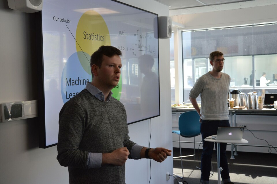 Team AquaLens under AquaHack 2018. Her ser du Berent Ånund Strømnes Lunde og Sverre Johann Bjørke fortelle om løysinga si. ( Jon Dag Flølo Yksnøy hadde diverre ikkje moglegheit for å vera med på presentasjonen, men var ein viktig del av trio-gruppa frå Volda.) Foto: Ole Andreas Drønen.