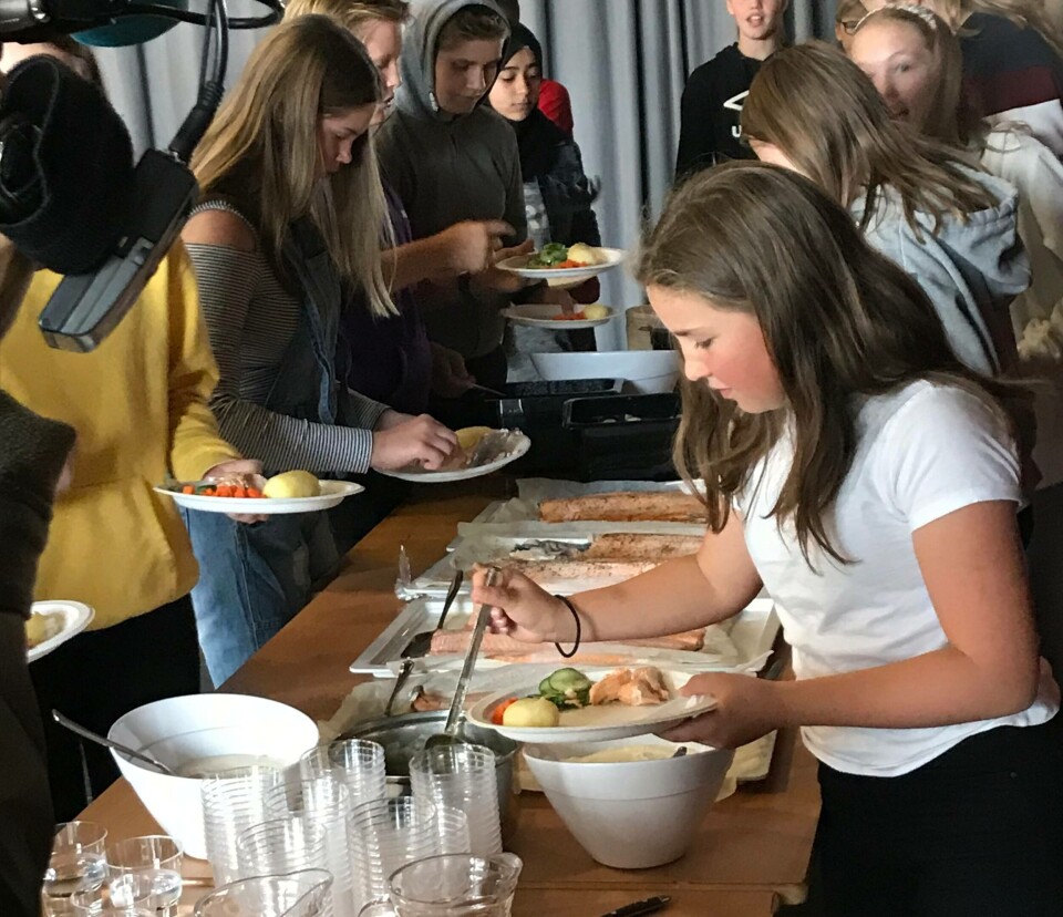 Laksen ble godt mottatt av barna på de ulike skolene i Nærøysund. Foto: Anne Lene Gregersen