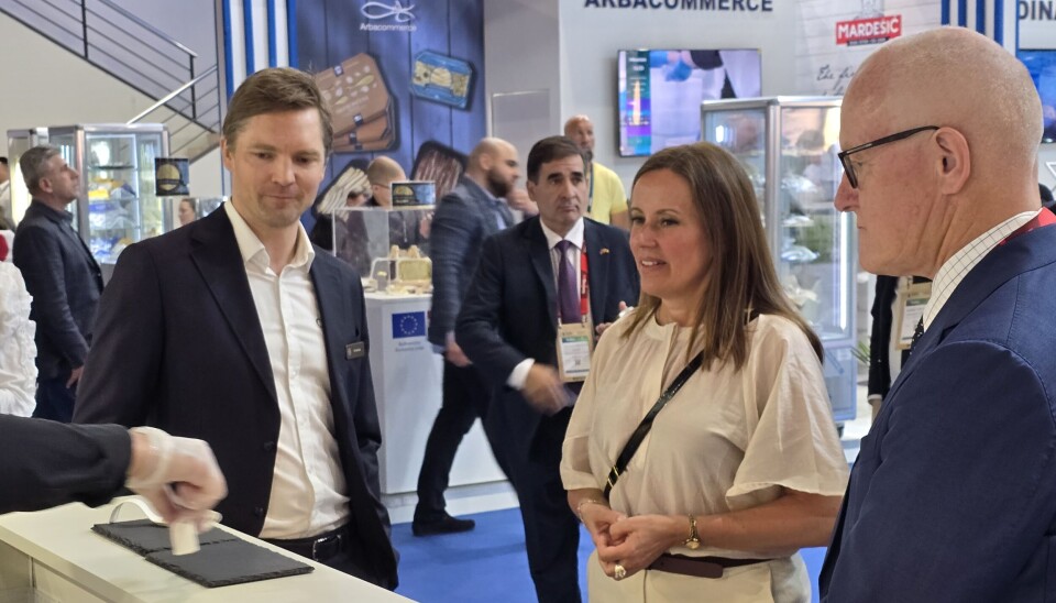 Tor Olav Seim fra Ode forteller fiskeriminister Marianne Sivertsen Næss om deres produkter på sjømatmessen i Barcelona