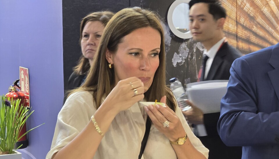 Fiskeriminister Marianne Sivertsen Næss smaker torsk fra Ode på sjømatmessen i Barcelona.
