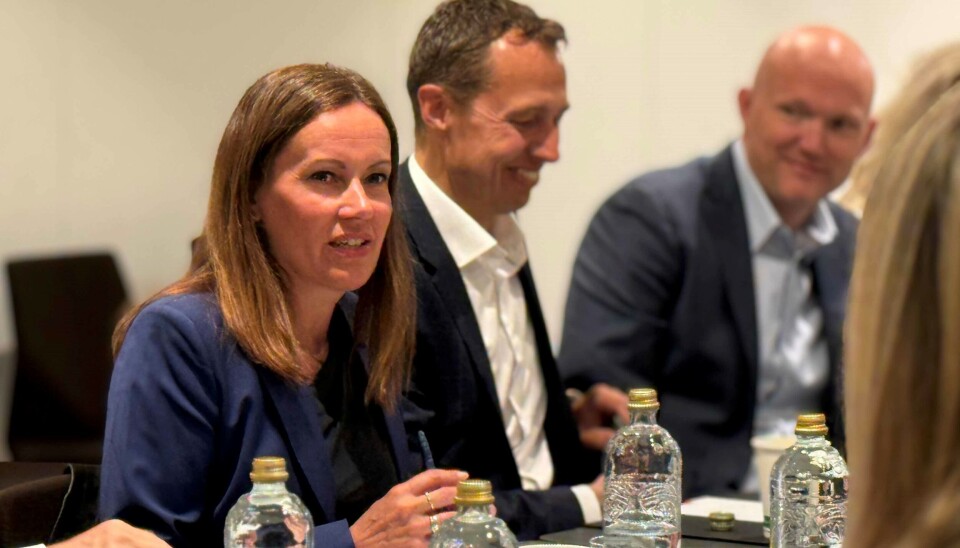 Fiskeri- og havminister Marianne Sivertsen Næss i møte med sjømatnæringa. Sjømatrådets direktør Christer Chramer og sjømatutsending Tore Holvik i bakgrunnen.