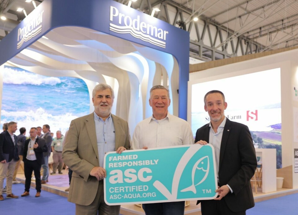 Jordi Trías, administrerende direktør i Stolt Sea Farm, mottar ASC-sertifiseringen av Chris Ninnes, direktør i Aquaculture Stewardship Council, under Seafood Expo Global i Barcelona 6. mai 2025.