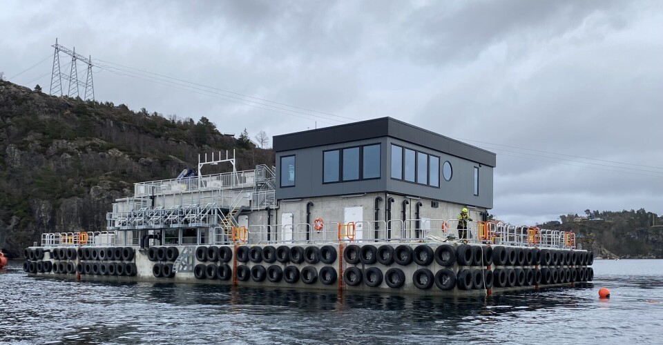Den nye fôrflåten fra Endúr Sjøsterk er 40 x 21 meter, har kapasitet til 600 tonn fôr fordelt på åtte siloer, og er utstyrt for drift med nedsenkbare merder.