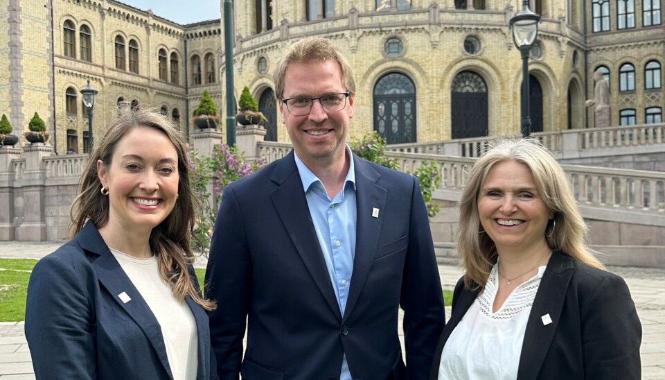 Aoife M. Westgård, leder i Akvaveterinærenes forening, president David Persson og fagveterinær Hulda Bysheim i Veterinærforeningen på vei inn til høringen på Stortinget.