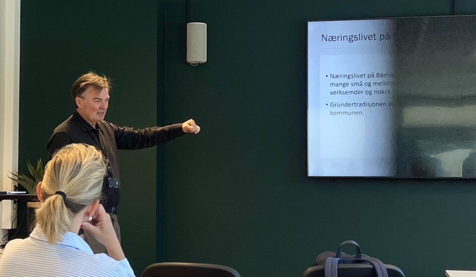 Geir Magne Knutsen, fagsjef for strategi og utvikling i Bremnes Seashore, ga deltakerne innsikt i selskapets virksomhet og strategiske arbeid under bedriftsbesøket.