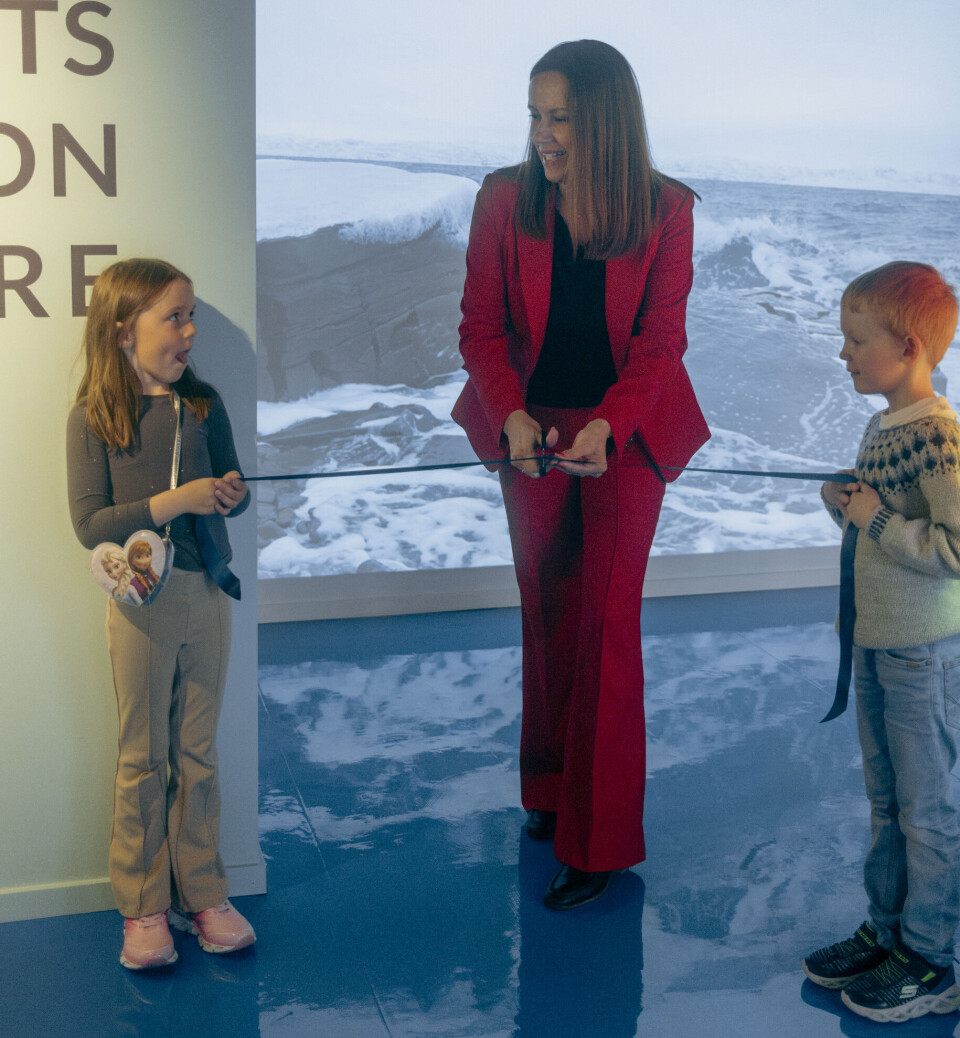 Fiskeri- og havminister Marianne Sivertsen Næss klipper snoren.