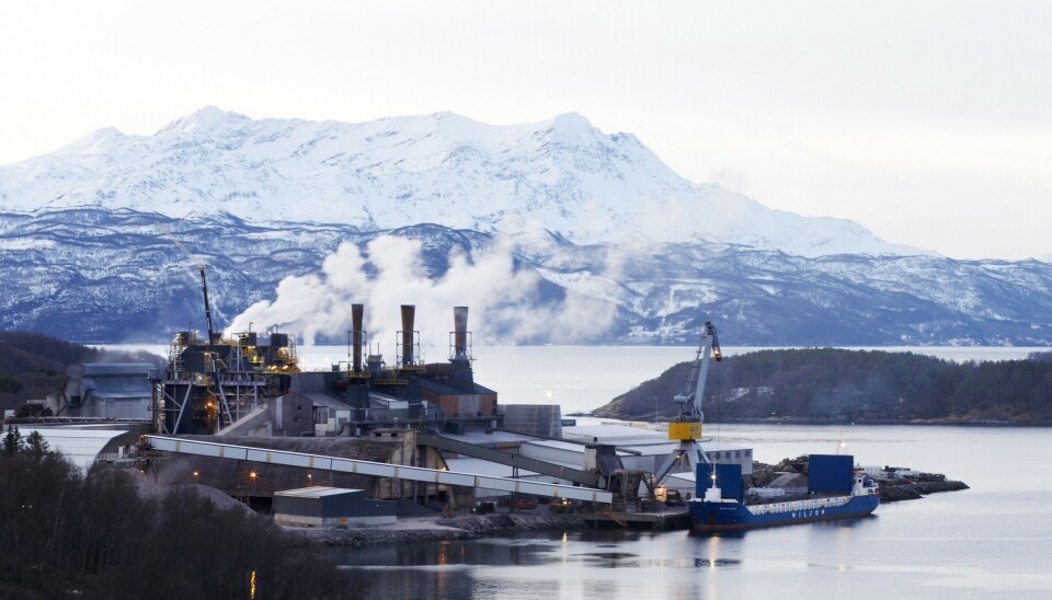 Tre forskningsmiljøer jobber sammen med ferrosilisiumverket Finnfjord AS i Troms med å gjøre all forurensende CO₂ fra anlegget om til sunt laksefôr.