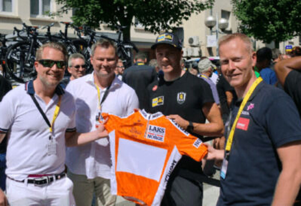 Laksetrøya: F.v. Knut Eirik Dypbdal (Arctic Race of Norway), Bjørn-Erik Stabell (Norges Sjømatråd), Bernard Hinault (5 ganger vinner av Tour de France), Øyvind Andre Haram (Sjømat Norge), og Bastien Delmaille (ASO). Foto: ARN.