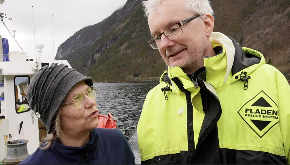 Professor Turid Mørkøre fra NMBU og Sturle Skeidsvoll fra Aller Aqua under et av mange uttak av laks fôret med gressprotein ved forskningsstasjonen i Vadheim.