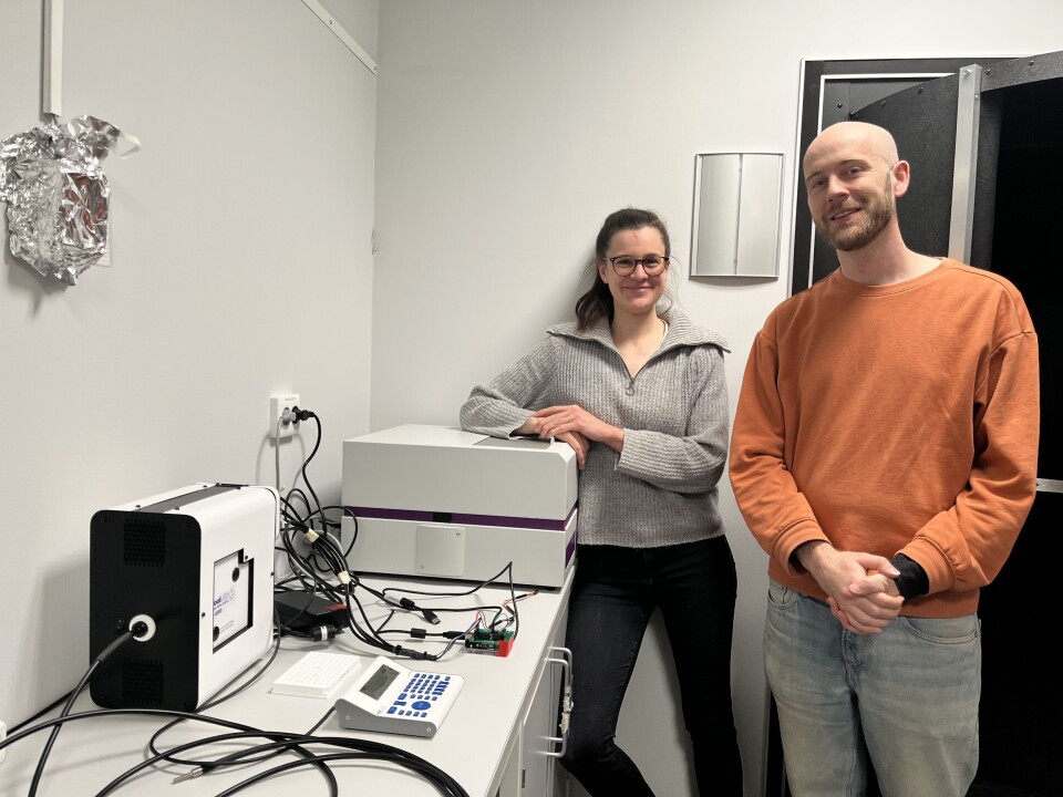 På opsin-labben ved UiT skal Alex West og Jana Kalinova karakterisere lysresponsen hos laksefisk.