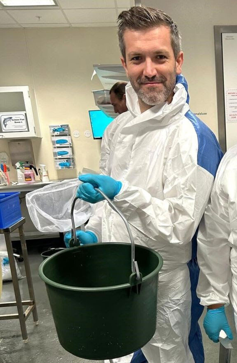 Forsker Sergio Rocha har jobbet sammen med Røsvik i prosjektet. Her med hov og bøtte på jakt etter fisk i karene som viser tegn på sykdom.