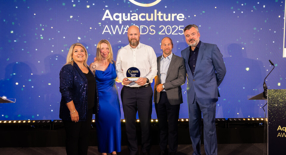 Tarald Kleppa Øvrebø og Christian Bjørnsen fra Harbor AS mottok Innovasjonsprisen under Aquaculture UK i Inverness. Her sammen med Sarah Riddle (blå kjole) og Cheri Arvonio t.v og programleder Grant Stott t.h.