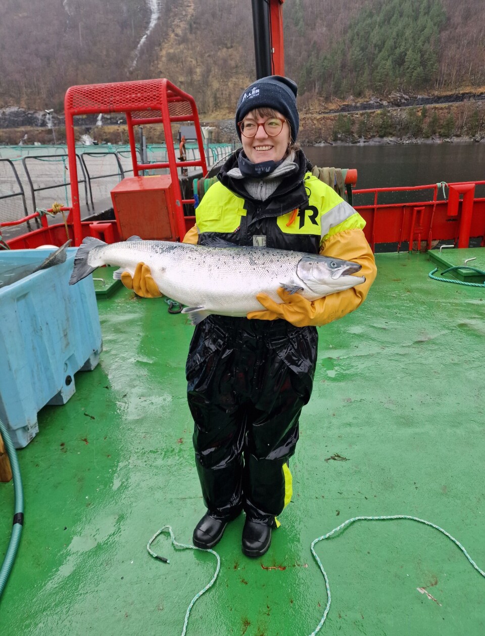 Sarah Mittank (Teknisk koordinator i Aller Aqua Norge) holder en 10kg stor laks som har blitt
fôret med erteprotein i fôret. Laksen på bildet er bedøvet.