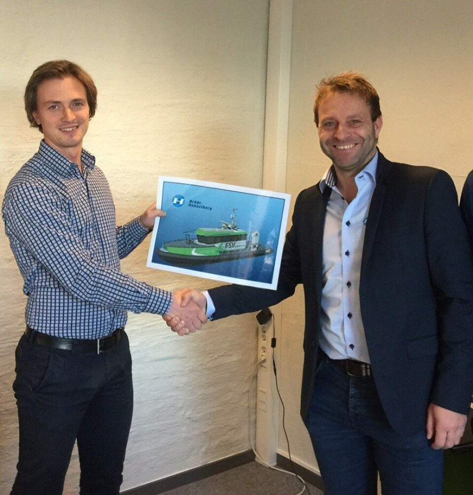 Petter Thoresen (t.v.) i FSV inngår avtale med salgssjef Kenneth Dale i selskapet Brødrene Hukkelberg. Foto: FSV