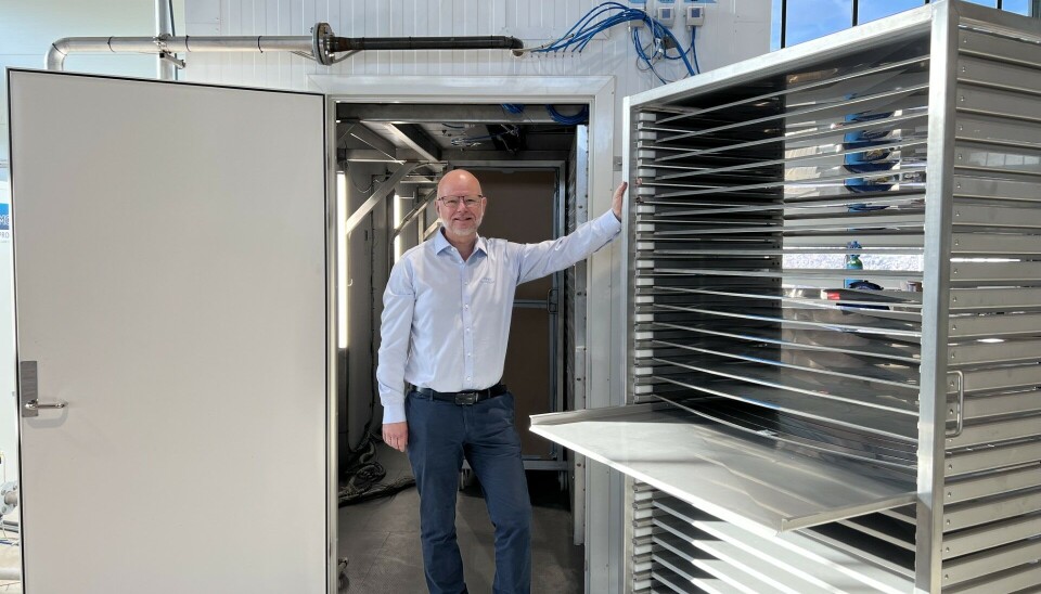 Sales Manager Processing i MCC First Process, Roy Glomset, viser frem tinehuben.