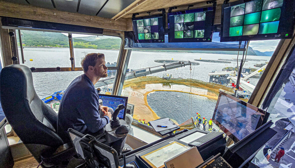 Opplastingen på Mulingen til brønnbåt var en operasjon som krevde samarbeid mellom
mange involverte. Skipper Martin Henriksen på «Ronja Nærøysund» fulgte fisken fra den
lukkede merden og inn i tankene.