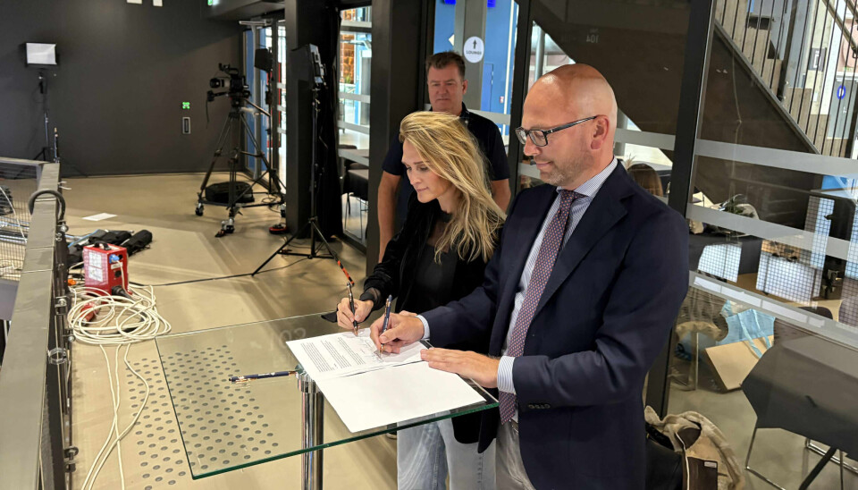 Fra høyre: Byrådsleder Kristian Dahlberg Hauge, Styreleder i stiftelsen Nor-Fishing Kristin Langeland. I bakgrunnen: Daglig leder i stiftelsen Nor-Fishing Kristian Digre.