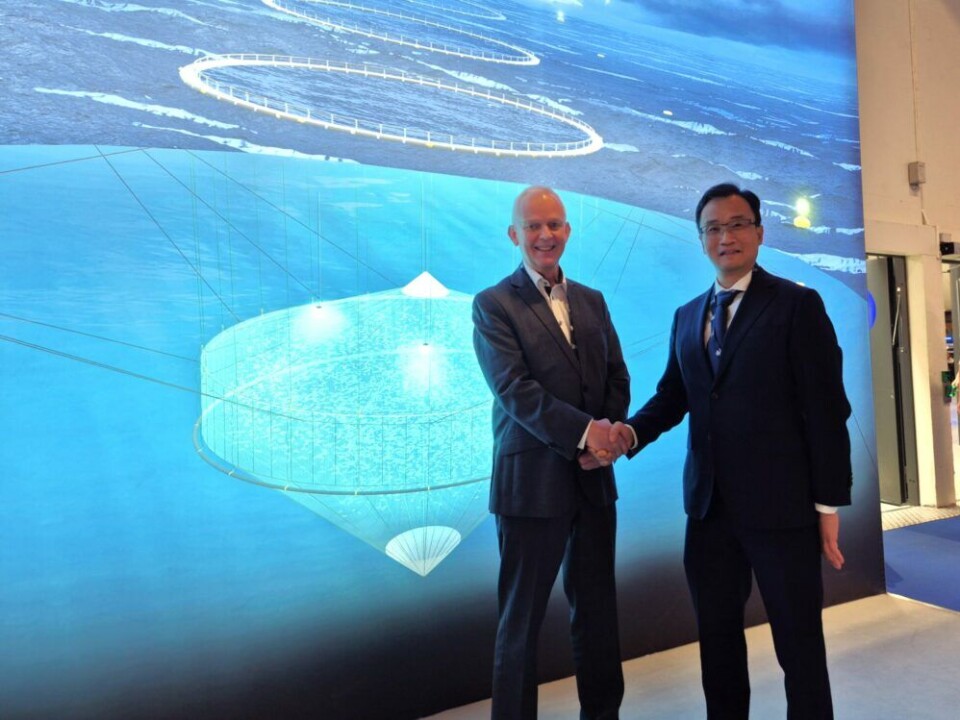 Adm. dir i Selstad, Hans Petter Selstad og Sang Xiangfeng hos Baotou signerte avtale på Aqua Nor.