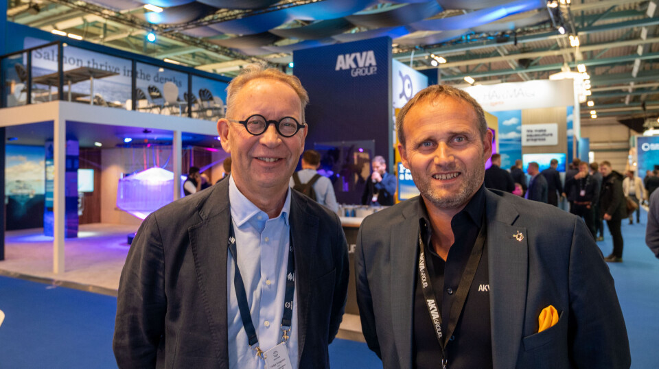 Helge Krøgenes, CEO i African Aquaculture, og Export Director Kjell Egil Riska fra AKVA group under Aqua Nor 2025, der samarbeidsavtalen om Afrikas første lakseoppdrett i sjø ble presentert.