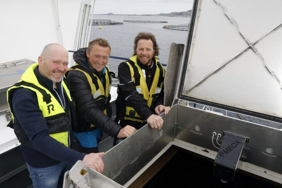Formålerne finnes både for innvendig montering og for lukemontering avhengig av lukesystem. Fra venstre: Raymond Johansen fôringssjef i Bjørøya AS, Magne Nordfjellmark og Odd Ivar Mork fra Meox. Foto: Meox.