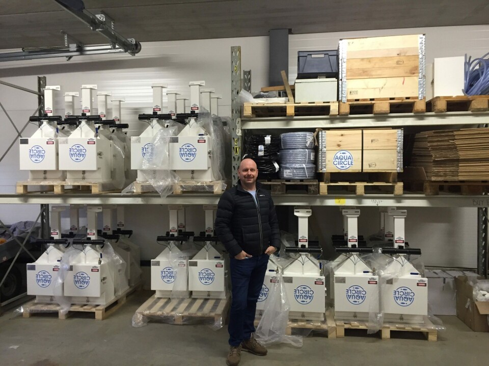 Daglig leder Tor Espen Skoglund foran noen av automatene som er klar for levering. Foto: Aqua Circle
