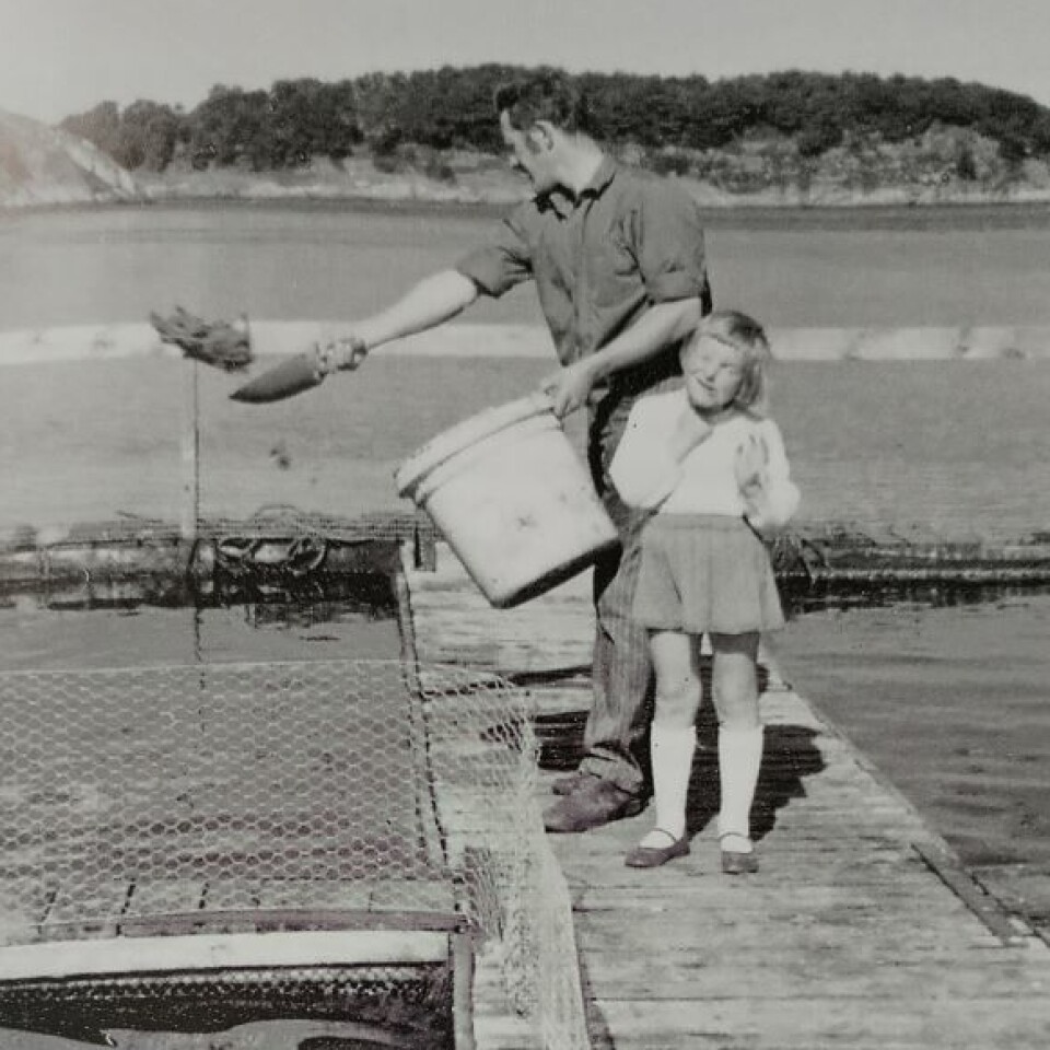 Vi skriver 1972. Her er Reidun Ann seks år gammel, det er søndag og hun får være med når pappa Daniel fôrer ørreten. (Foto: Privat)