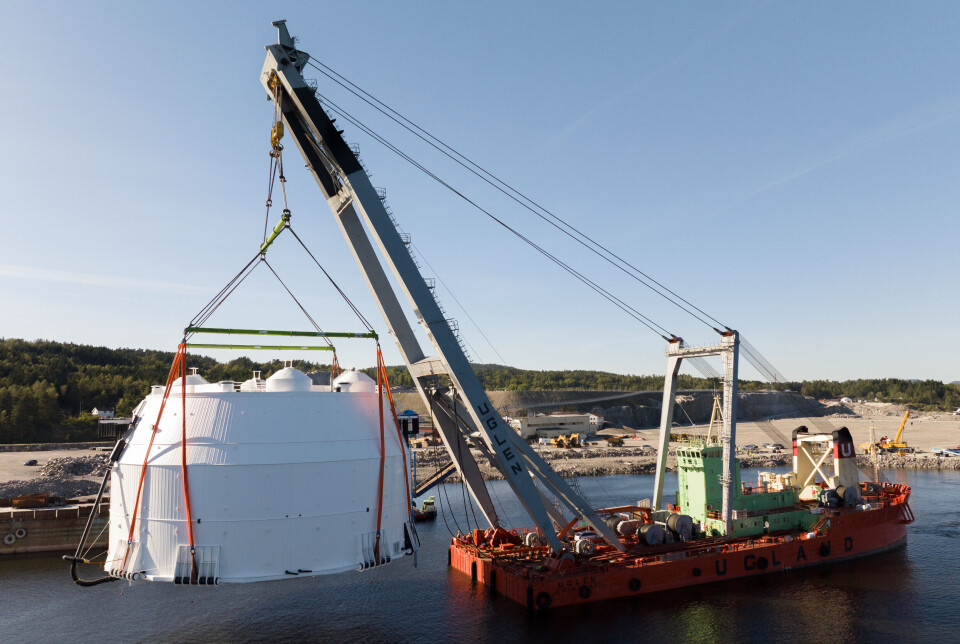 Bluegreen melder at de nylig sjøsatte FishGlobes to enorme oppdrettsanlegg i storslått operasjon fra Frier Vest, i en operasjon som involverte presisjon, tunge kranløft og kompleks logistikk.