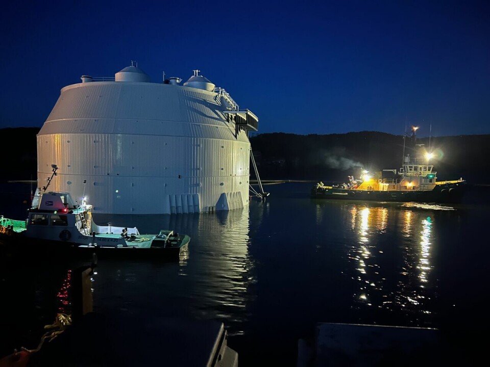 10K'en, Fishglobes mellomste globe, er sjøsatt og på vei fra Telemark til Eydehavn i Arendal. Her venter flere tester og siste finpuss hos Nymo, før den starter den lange ferden mot Rødehavet i november! Her seiler Globen forbi Grenlandsbrua i kveldsmørket!