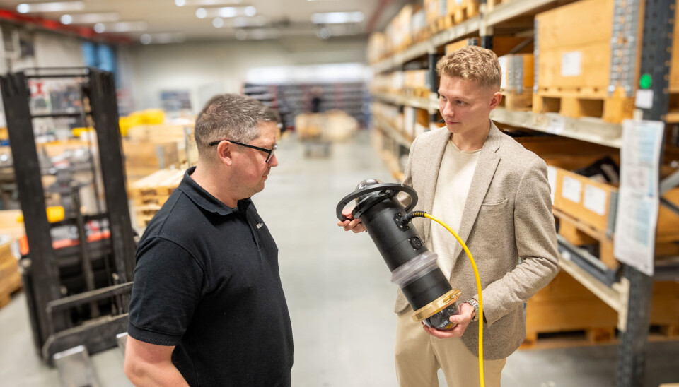 Fra venstre: Elektronikktekniker Jaroslaw Walek, kjent for sin spesialistkompetanse på undervannskamera, sammen med Odin Rørvik, Global Solution Manager for presisjonsforing i AKVA group.