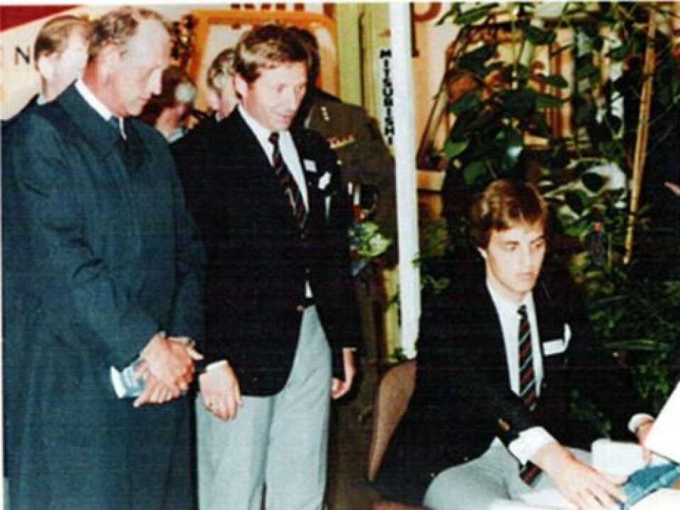 Olav Jamtøy viser Kronprins Harald og Odd Steinsbø hvordan dataverktøyet kan bidra til å gjøre arbeidet enklere i oppdrettsnæringen. Foto: FOS