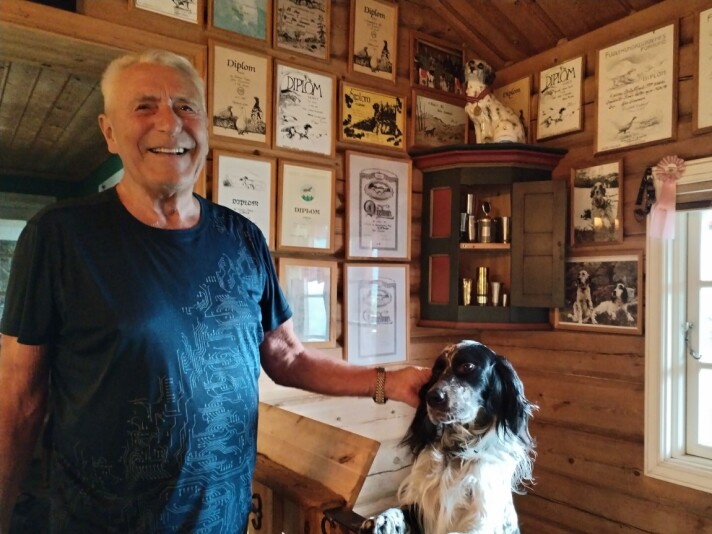 Lakseoppdrett og hundeoppdrett. Engelsk setter er ein kjær hobby og lidenskap for John Simonsen. Veggane i stua er dekorerte med premiebevis.