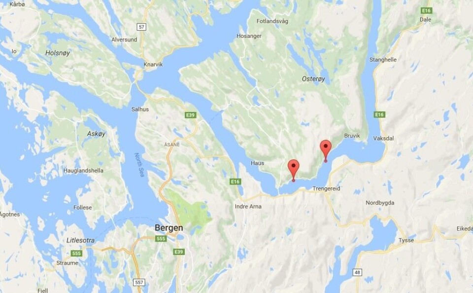 Lerøys anlegg ved Blom og Skaftå i Sørfjorden ved Osterøy, må innføre lukket teknologi om de vil modernisere eller utvide. Det har fylkeskommunepolitikerne i Hordaland bestemt. Kart: Google maps.