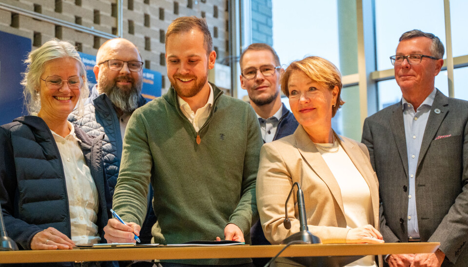 Rita Sæther og Are Homann-Danielsen, Havbruksstasjonen i Tromsø, Karl Erik Bekkeli og Marius Arvesen, BlueFusion, Bente Torstensen, administrerende direktør i Nofima, og Dag Rune Olsen, rektor ved UiT.