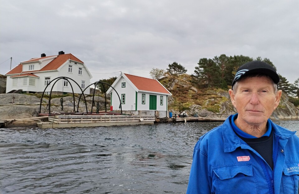 Karl Olaf Jørgensen har vært med i oppdrettsnæringen siden starten. Som oppdretter, marinbiolog, organisasjonsmann og debattant. I huset i bakgrunnen vokste Karl Olaf opp. Hellesund er ei kystperle i Blindleia.