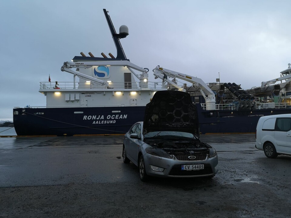 Bilde fra bilen det brant i med «Ronja Ocean» i bakgrunnen. Foto: Martin Myhre.
