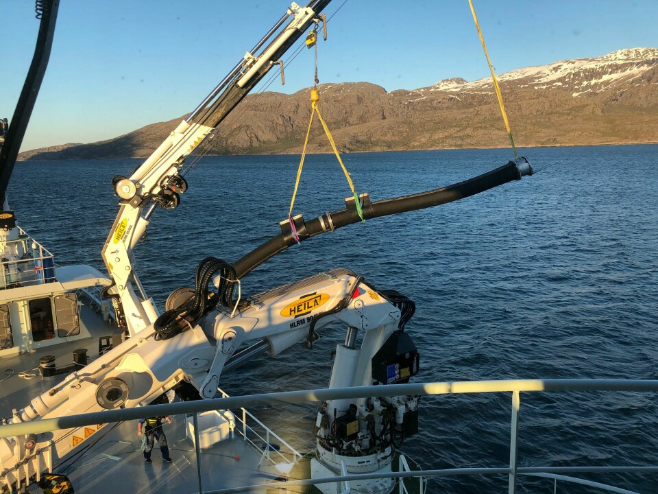 Alle mann til pumpene: «Norwegian Gannet» jobber på spreng for å raskt kunne tømme merder i algerammede Nord-Norge. Foto: Hav Line