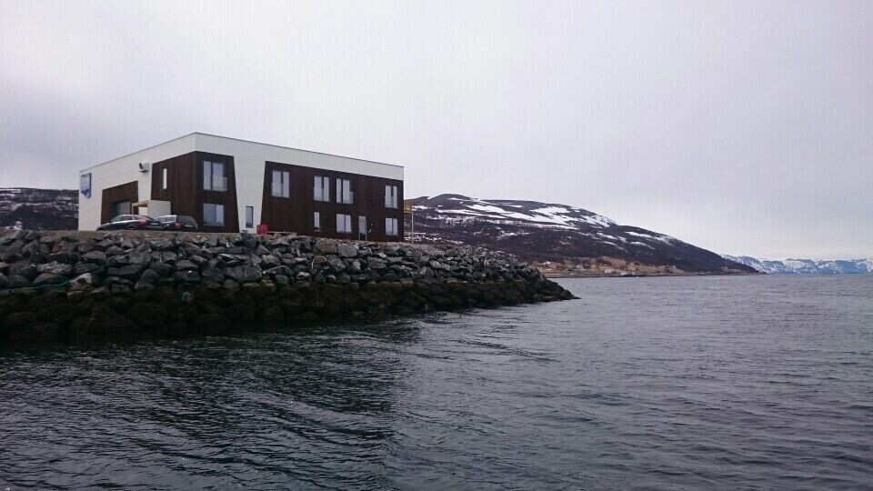 Grieg Seafood Finnmark har investert i et topp moderne lokalitetsbygg for de ansatte. - Det satses stort på Nyvoll, sier teknisk sjef Willy Johansen. Foto: GSF.