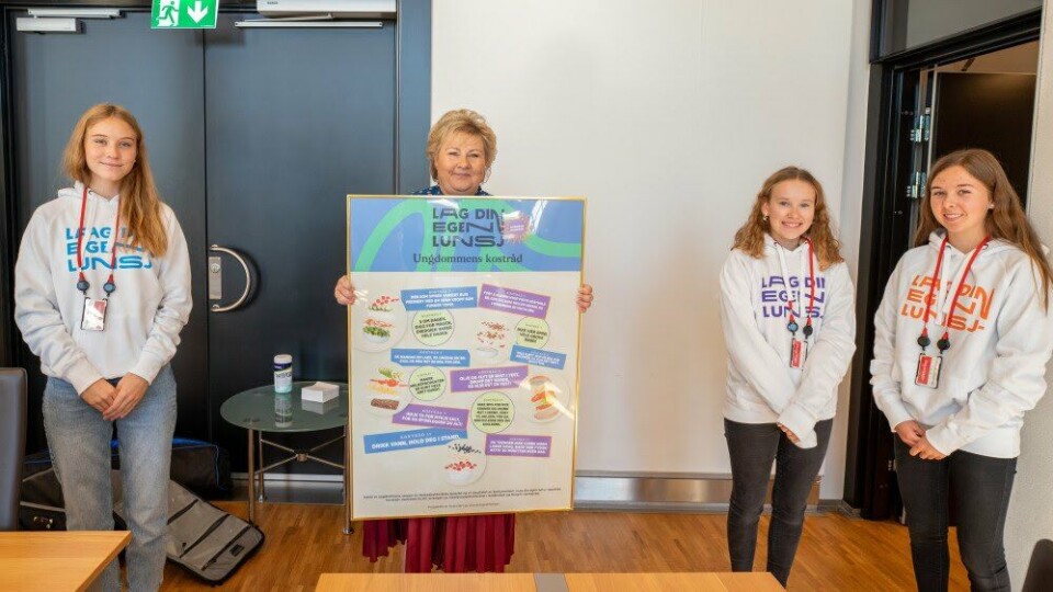 MØTTE STATSMINISTER ERNA SOLBERG: 10. klassingene (f.v.) Thea Kristine Jerstad, Mari Kristin Helgheim og Julie Drønnesund fra Møre ungdomsskule i Ålesund møtte statsminister Erna Solberg etter at de gikk til topps i den nasjonale elevkonkurransen «Lag din egen lunsj – oppdrag kostråd».