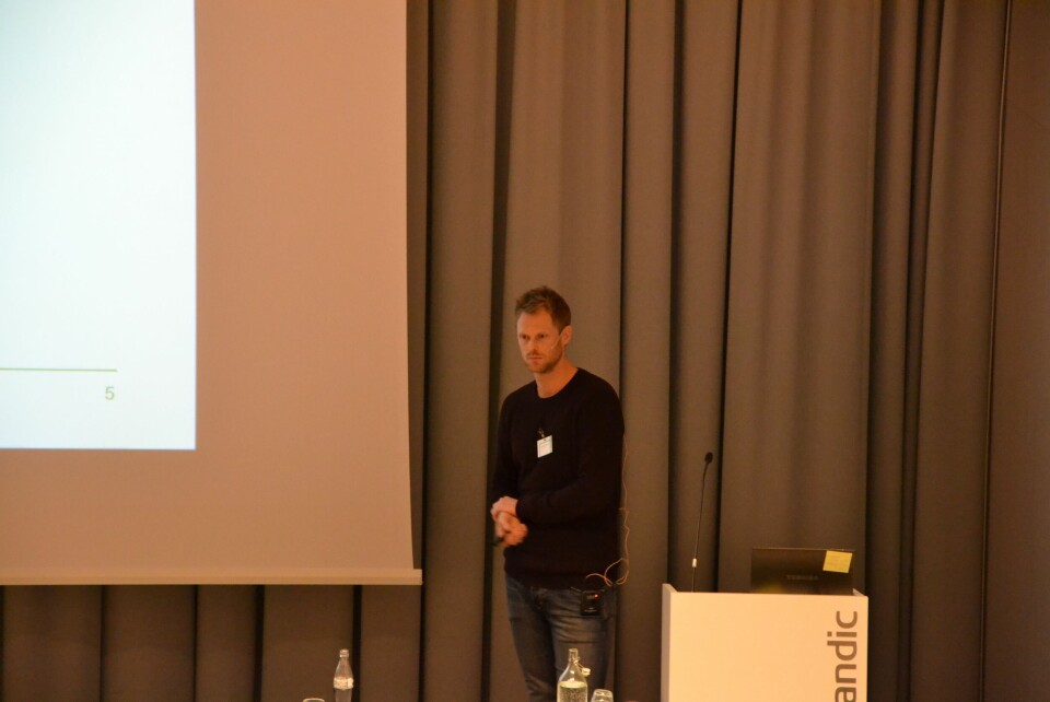 Jostein Mulder Pettersen fra NMBU/Patogen Analyse, viser resultater som tyder på at 'Stamping out' er en beste strategien for oppdrettere økonomisk, i lengden. Foto: Magnus Petersen.