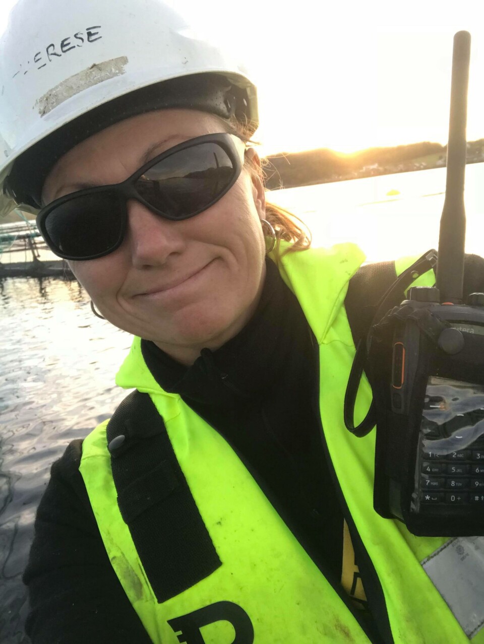 Therese Eleonor Andersson treffer stadig nye folk i sin hverdag på merdkanten. Det trives hun svært godt med. Foto: Privat.