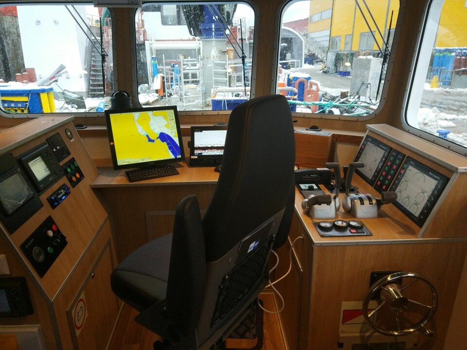 På broen har man god utsikt under arbeidsoperasjoner på merdkanten. Foto: Sletta Verft.
