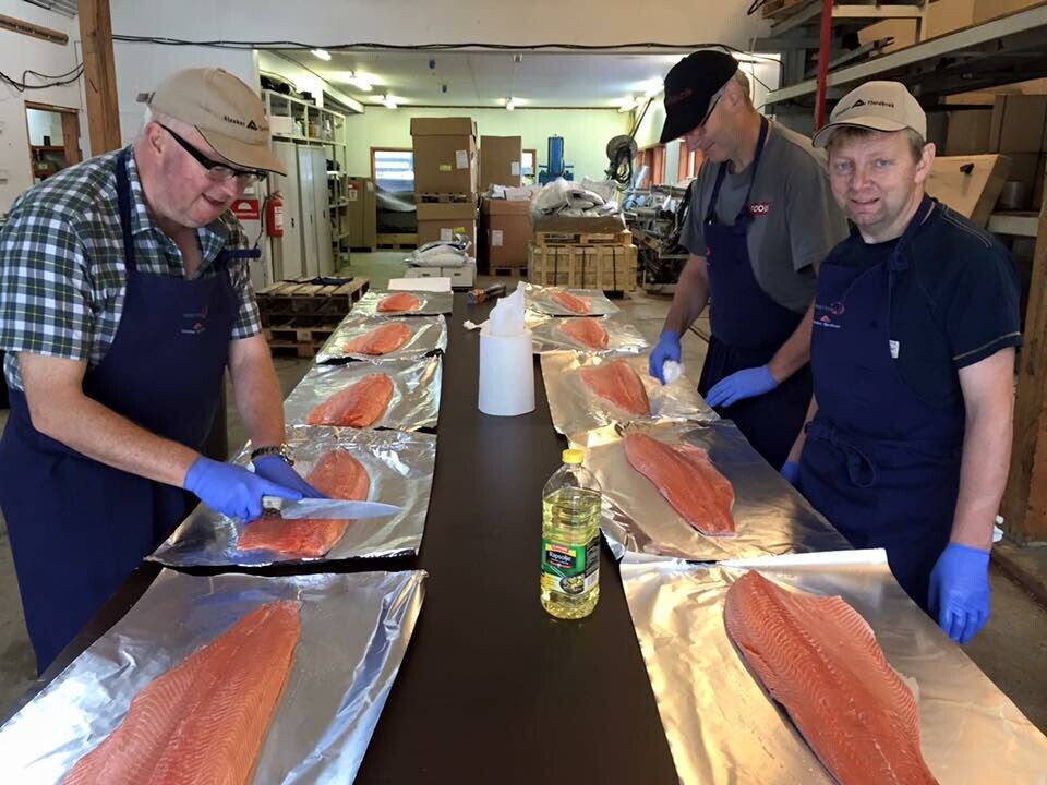 Gerhard inviterer for 22. gong til Laksafest. Her får han god hjelp med klargjeringa av Oddvar Helland og Åge Enes. Foto: Lena Vermedal/Alsaker Fjordbruk.