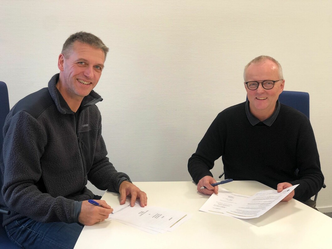 Daglig leder Mons-Ove Hauge (t.v.) i Endúr Sjøsterk tok turen til Bodø for å signere kontrakten med Gigante Salmons styreleder Eirik Sørgård. Foto: Gigante Salmon