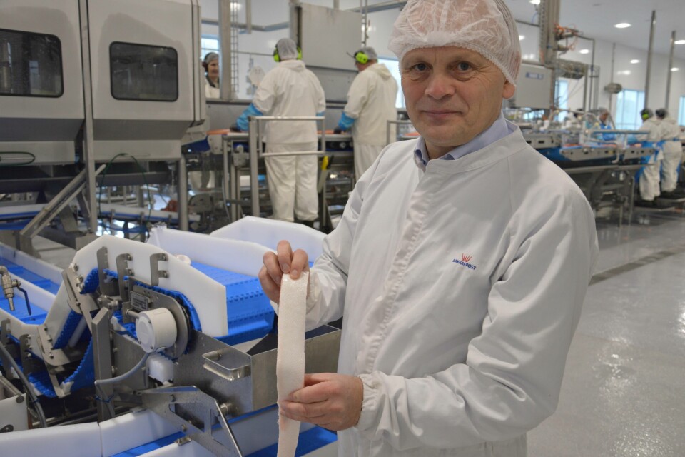 Kári Egholm Jacobsen sier at Bakkasfrost har en policy på at de vil bruke mest mulig av laksen, og her viser han frem avskjær fra laksen som selges som biprodukt. Foto: Therese Soltveit.