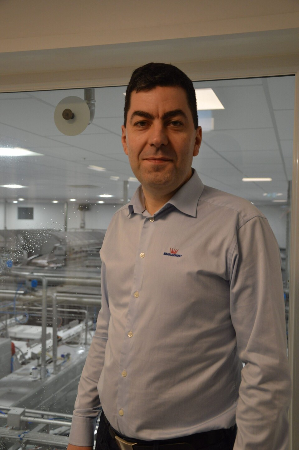 Andrias Petersen, leder for slakteriavdelingen i Bakkafrost, sier de har hatt noen barnesykdommer i starten av driften på anlegget, men nå begynner ting å gå bedre. Foto: Therese Soltveit. Andrias Petersen, leder for slakteriavdelingen i Bakkafrost, sier de har hatt noen barnesykdommer i starten av driften på anlegget, men nå begynner ting å gå bedre. Foto: Therese Soltveit.