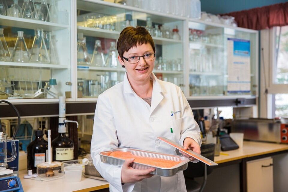 Forsker Trine Ytrestøyl har forskning som viser at omega-3-innhold i fôr og kanskje stress påvirker hvor rød laksefileten er. Foto: Terje Aamodt/Nofima.