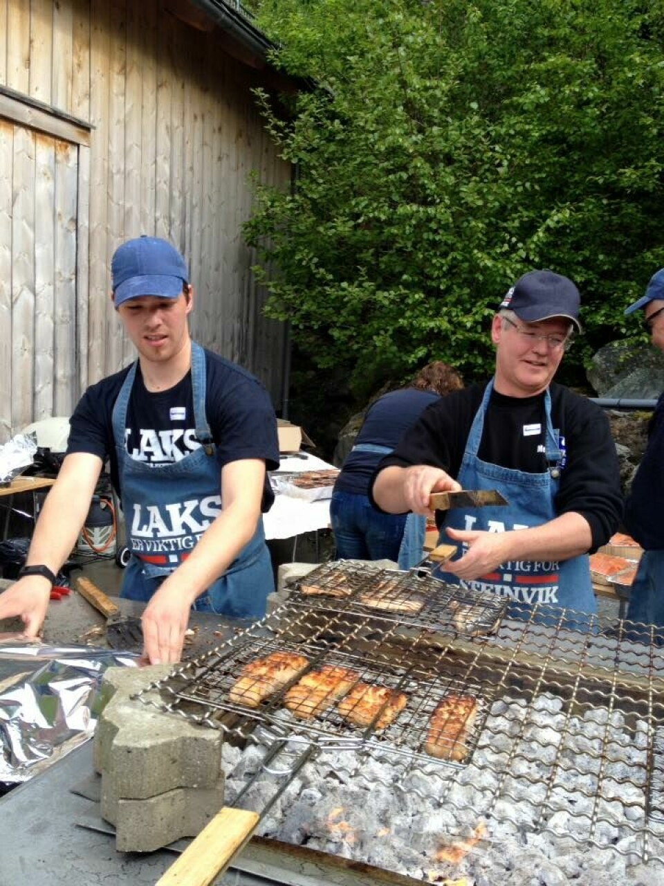 Steinvik Fiskefarm arrangerte open dag 21 mai og fikk heile 650 besøkande som kunne få smake på den lokale laks og auren. Foto: Anne Karin Vassbotten.