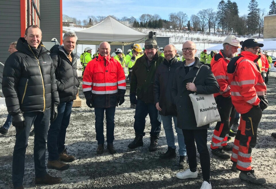Statsbygg feirer at Veterinærbygget på Campus Ås har fått tak og vegger på plass med kranselag for de 500 bygningsarbeiderne. Jens Børsum, prosjektleder for Fra A til Ås ved Veterinærinstituttet (til v.) deltok på markeringen. Foto: NMBU