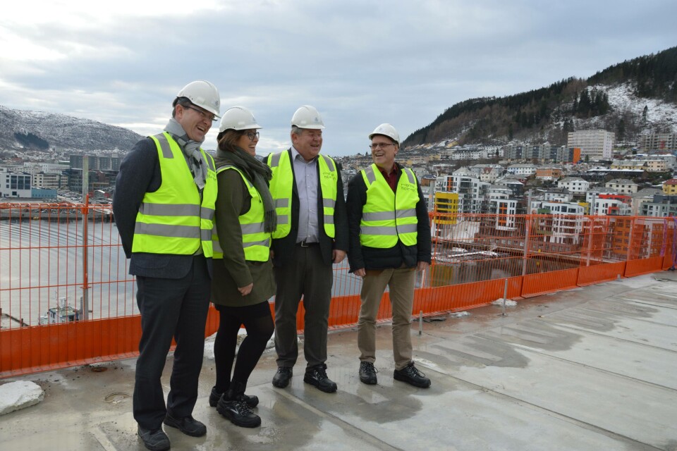 God stemning på taket av Lanternen da Tor Instanes, adm. dir i Marineholmen Forskingspark, Siren Grønhaug fra Lerøy, Einar Wathne i Cargill og Jarl Giske fra UIB, møttes til kranselaget for nybygget. Foto: Katarina Berthelsen.