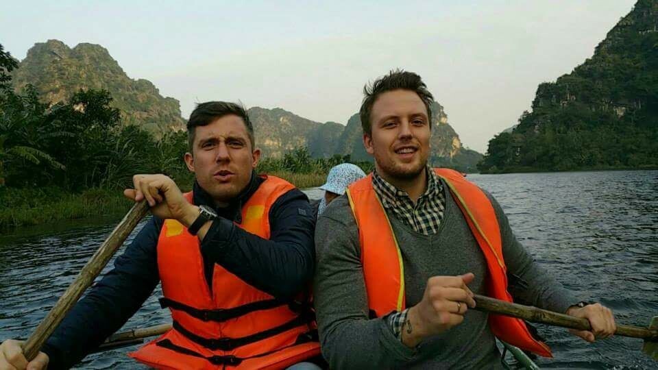 Merasz Jozsef og Remi Johnsen fra Salt Pixel, på en båttur i Vietnam da de først så etter ansatte der. Foto: Privat.